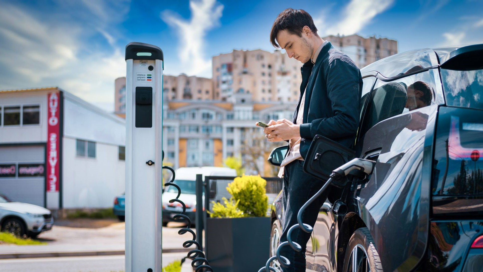 61d2d339749ca27930666c60_man-charging-his-electric-car-charge-station-using-smartphone (2)